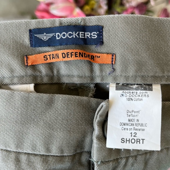 •Dockers• Stain Defenders Flat Front Khaki Pants - Size 12 Short - Picture 2 of 6
